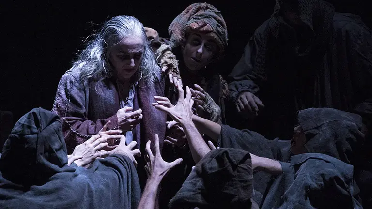 GRAF7333. PAMPLONA, 21/07/2019.- La compañía Atalaya durante la representación la pasada noche en el escenario La Cava, del Festival de Teatro de Olite del "Rey Lear", de William Shakespeare, en versión dirigida por Ricardo Iniesta e interpretada por Carmen Gallardo y Joaquín Galán, entre otros, y en la que se pone el acento en el caos que provocan los poderosos cuando disfrazan la arrogancia de generosidad. EFE/Villar López