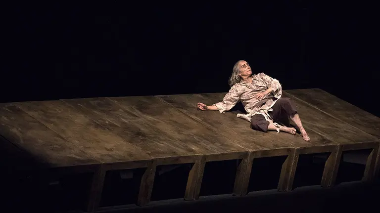 GRAF7335. PAMPLONA, 21/07/2019.- Actores de la compañía Atalaya durante la representación la pasada noche del "Rey Lear" de William Shakespeare, en versión dirigida por Ricardo Iniesta e interpretada por Carmen Gallardo y Joaquín Galán, entre otros, y en la que se pone el acento en el caos que provocan los poderosos cuando disfrazan la arrogancia de generosidad, anoche en el escenario La Cava, del Festival de Teatro de Olite. EFE/Villar López