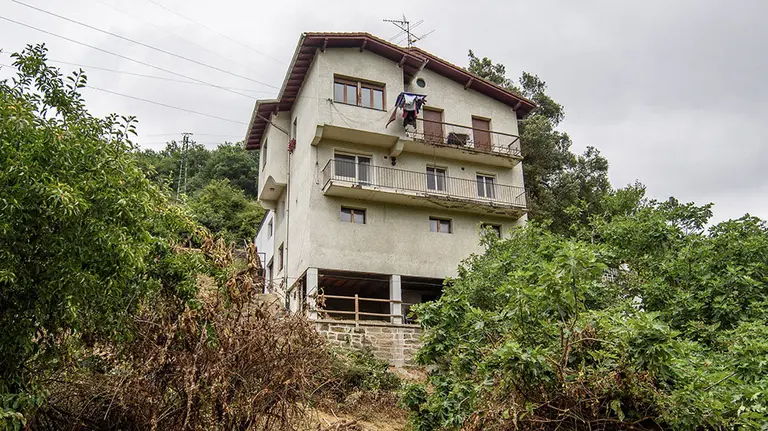 GRAF7463. GÜEÑES (BILBAO), 21/07/2019.- Edificio desde el que un bebé de veinte meses ha caído hoy, en principio accidentalmente, desde una altura de un cuarto piso en la localidad vizcaína de Güeñes. EFE/ JAVIER ZORRILLA