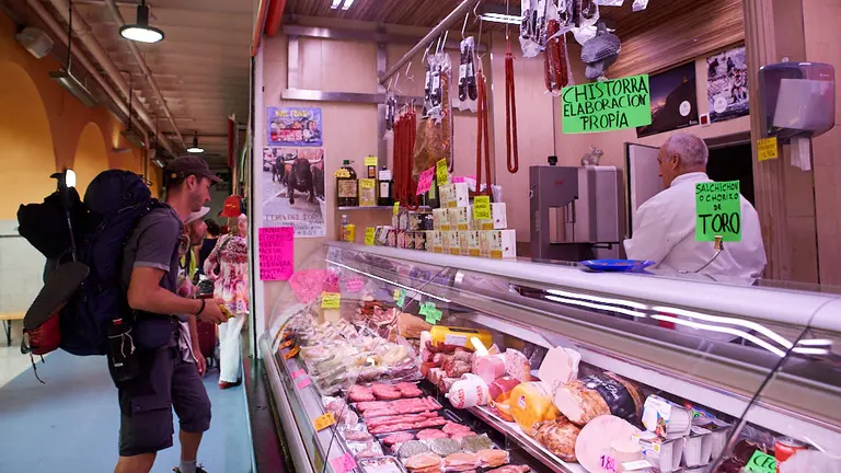 Carnicería 'Manolo y Encarna' en el Mercado de Santo Domingo de Pamplona. IÑIGO ALZUGARAY