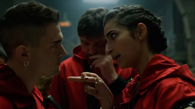 El actor navarro junto a Alba Flores en una secuencia de la ficción La casa de papel. NETFLIX
