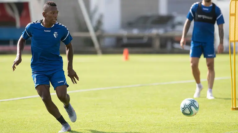 Pervis Estupiñán durante su primer entrenamiento con Osasuna TWITTER OSASUNA