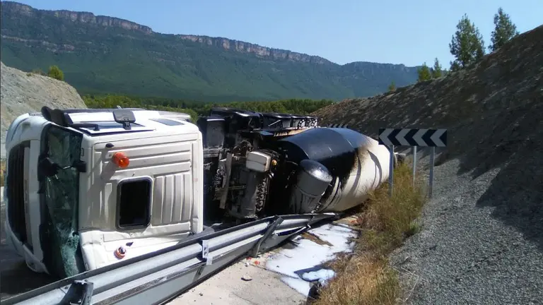 Un conductor herido ha sido trasladado en el helicoptero al hospital tras un accidente en la N 240. BOMBEROS DE NAVARRA
