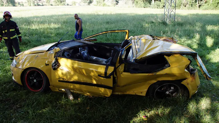 GRAF7325 SALAMANCA (Castilla y León), 21/7/2019.-Tres jóvenes han muerto y otros tres han resultado heridos de gravedad al sufrir un accidente de tráfico esta mañana en el municipio salmantino de Galisancho,.El accidente ha ocurrido poco antes de las siete y media de la mañana, cuando el vehículo de cinco plazas en el que viajaban seis jóvenes se ha salido de la calzada.EFE/J.M.Garcia