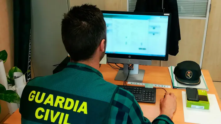 Un agente de la Guardia Civil investiga un supuesto delito de estafa cuya denuncia partió de Corella. GUARDIA CIVIL