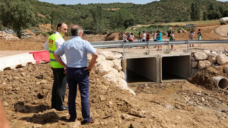 El vicepresidente en funciones, Manu Ayerdi, visita el nuevo vado en Sansoáin. CEDIDA