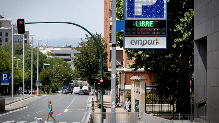 GRAF8142 PAMPLONA (NAVARRA) 23-07-19.- Pamplona ha entrado este martes en su segunda ola de calor del verano en la que las temperaturas máximas rondarán ahora los 40 grados al sur de la Comunidad y los 39 en Pamplona. En la imagen un termómetro marca al sol 44 grados en el centro de la capital navarra. EFE/Villar López
