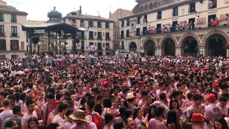 La localidad ribera de Tudela da inicio a sus fiestas patronales en honor a Santa Ana. MIGUEL OSÉS