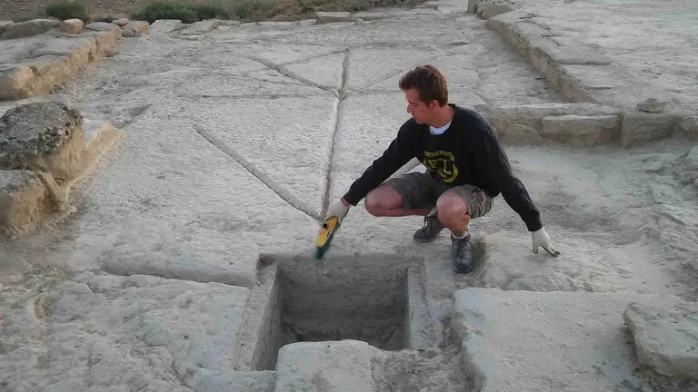 Un alumno de la universidad de navarra en el yacimiento de los bañasles