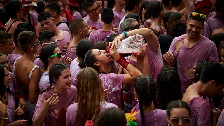 Comienzo de las fiestas de Santa Ana de 2019 en la Plaza del Reloj de Tudela. MIGUEL OSÉS