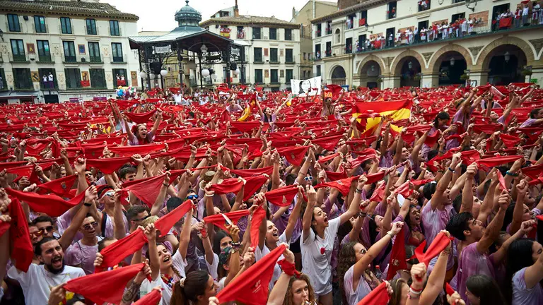 Comienzo de las fiestas de Santa Ana de 2019 en la Plaza del Reloj de Tudela. MIGUEL OSÉS
