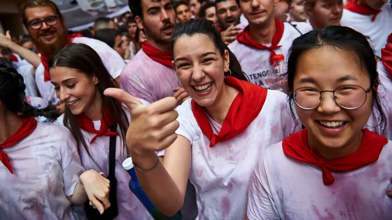 Las peñas celebran el comienzo de las fiestas de Santa Ana 2019 tras el chupinazo. MIGUEL OSÉS