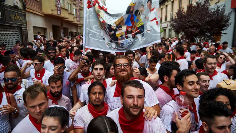 Las peñas celebran el comienzo de las fiestas de Santa Ana 2019 tras el chupinazo. MIGUEL OSÉS