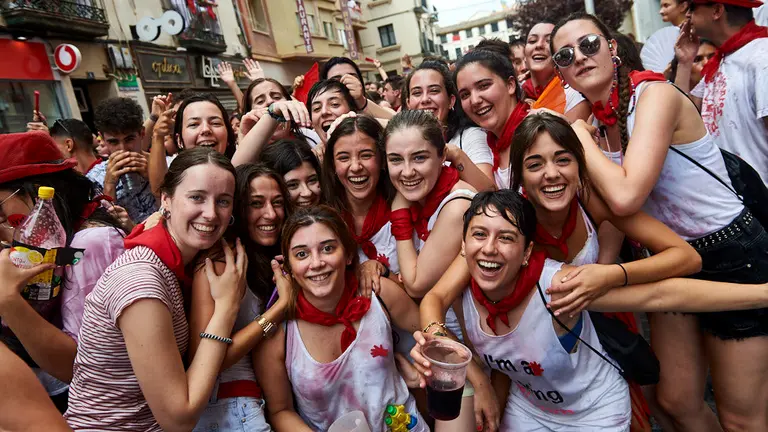 Las peñas celebran el comienzo de las fiestas de Santa Ana 2019 tras el chupinazo. MIGUEL OSÉS
