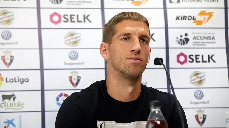 Presentación de Darko Brasanac como nuevo jugador de Osasuna en las instalaciones de Tajonar. IÑIGO ALZUGARAY