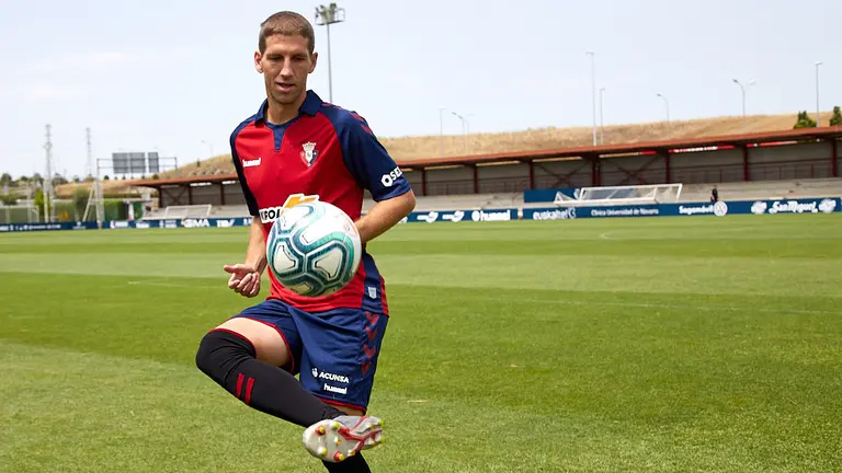 Presentación de Darko Brasanac como nuevo jugador de Osasuna en las instalaciones de Tajonar. IÑIGO ALZUGARAY