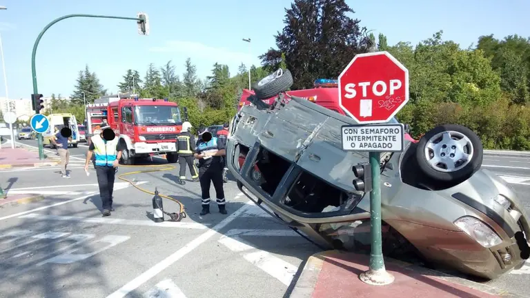 Accidente en Pamplona, en la avenida San Jorge, con tres vehículos implicados y dos personas trasladadas al hospital. BOMBEROS DE NAVARRA