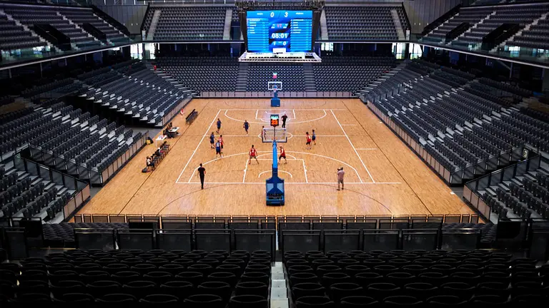 Partido de baloncesto entre el personal de NICDO y periodistas en el Navarra Arena. PABLO LASAOSA 6