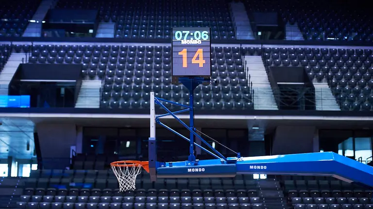 Partido de baloncesto entre el personal de NICDO y periodistas en el Navarra Arena. PABLO LASAOSA 16