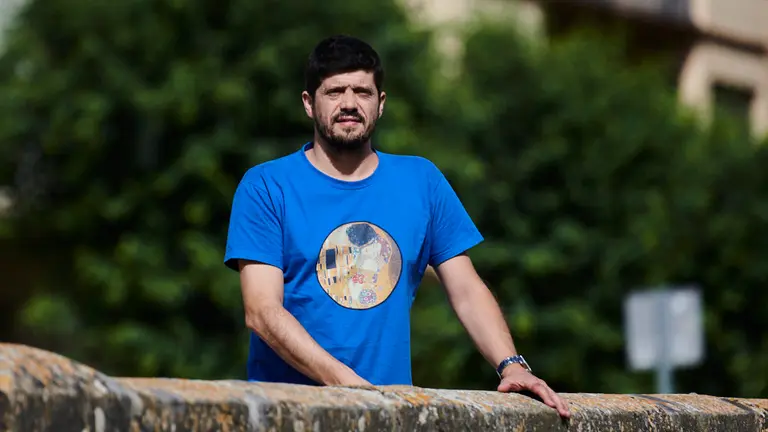 Manu Zapata, de _Los Lobos_ de _Boom_, junto a sus padres en Tafalla. PABLO LASAOSA 4