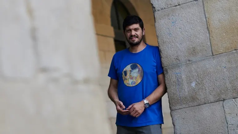 Manu Zapata, de _Los Lobos_ de _Boom_, junto a sus padres en Tafalla. PABLO LASAOSA 7