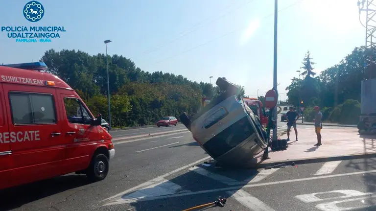 Un coche volcado en San Jorge después de saltarse un semáforo en rojo. POLICÍA MUNICIPAL DE PAMPLONA