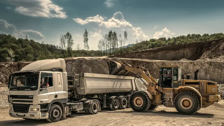 Un camión trabaja en una cantera. ARCHIVO