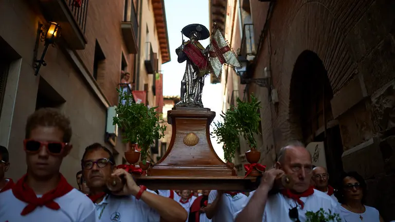 Procesión de Santiago por las calles de Tudela durante las fiestas de Santa Ana 2019. MIGUEL OSÉS