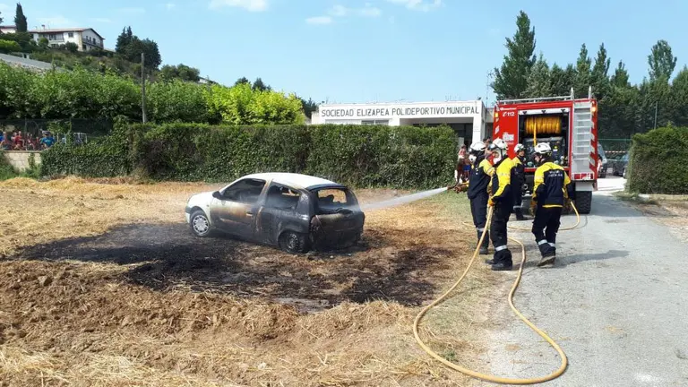 Incendio de un coche junto al polideportivo de Obanos BOMBEROS FORESTALES