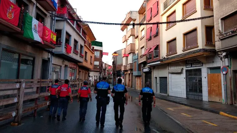 Varias agentes de la Policía Foral patrullan una calle de una localidad navarra junto a los agentes locales. CEDIDA
