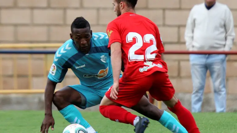 GRAF9663. OLVEGA (SORIA), 27/07/2019.- El defensa ecuatoriano del Osasuna Pervis Estupiñán (i) lucha con Kako Sanz, del Numancia, durante el partido amistoso que Numancia y Osasuna juegan hoy sábado en Olvega (Soria). EFE/Wifredo García