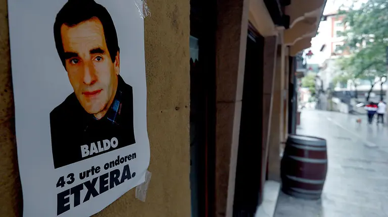 El histórico dirigente de ETA José Javier Zabaleta Elosegi, &#34;Baldo&#34;, ha abandonado este sábado la cárcel de Zuera (Zaragoza) tras cumplir 29 años de condena y ha sido objeto de un homenaje por parte de varias decenas de simpatizantes de la izquierda abertzale a su llegada a Hernani (Gipuzkoa), su localidad natal. EFE/ Juan Herrero