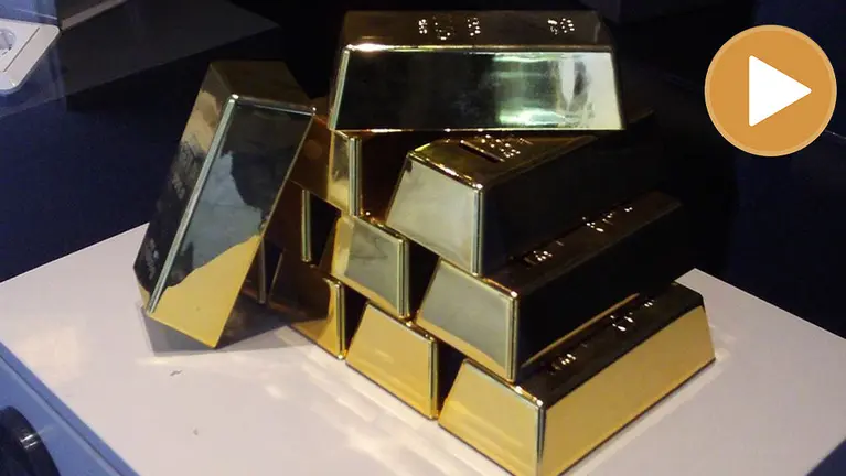 Imagen de archivo de varios lingotes de oro sobre una caja fuerte ARCHIVO player