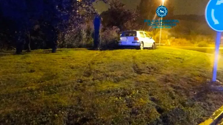 El coche que ha aparecido en una rotonda de Pamplona. POLICÍA MUNICIPAL DE PAMPLONA