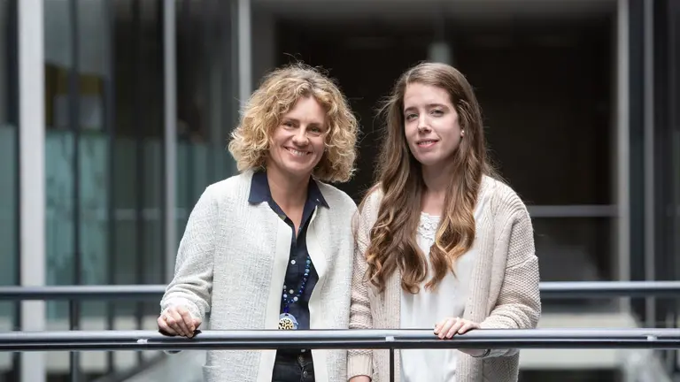 La profesora Natividad Goñi (izq.) y Paula Pomares, la autora del trabajo, posan en la UPNA.