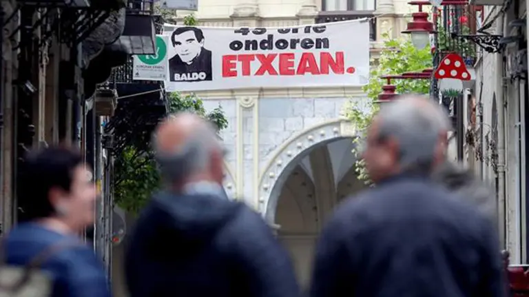 Imagen de uno de los carteles preparado en Hernani por la izquierda abertzale para recibir con honores al terrorista de ETA Baldo tras su salida de prisión EFE