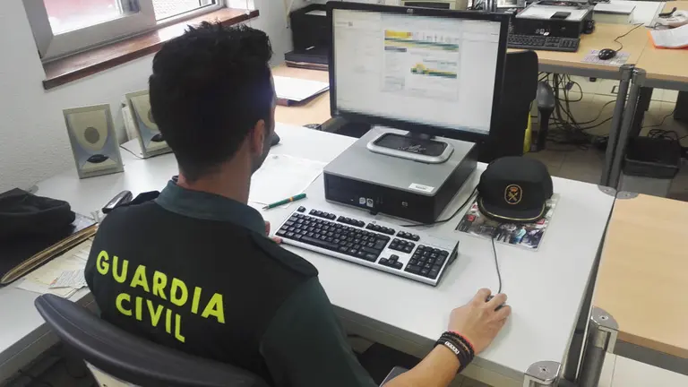 Un agente investiga un delito en un ordenador. GUARDIA CIVIL