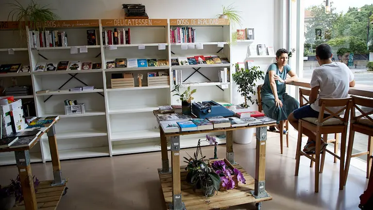 Librería Deborah Libros en la calle de la Media Luna de Pamplona. IÑIGO ALZUGARAY