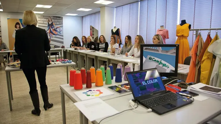Una de las clases en las que El Corte Inglés imparte formación a sus empleados CEDIDA