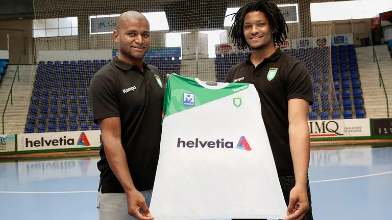 GRAFCAV6888. PAMPLONA (NAVARRA), 30/07/2019.- El jugador brasileño Anderson Mollino (i) y el caboverdiano Leandro Semedo, durante la presentación oficial este martes en Pamplona como nuevos fichajes del Helvetia Anaitasuna para la próxima temporada, dos laterales "explosivos, con poderío físico, gran compromiso y capacidad de trabajar" que refuerzan una plantilla que aspira a quedar entre los ocho primeros equipos de la Liga Asobal. EFE/ Villar López