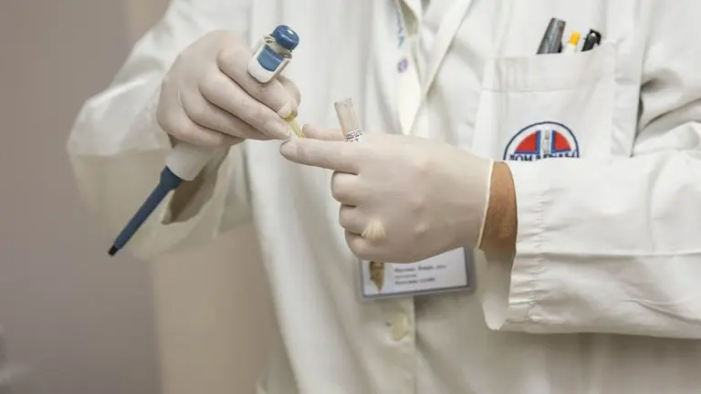 Un médico trabajando en un hospital. ARCHIVO