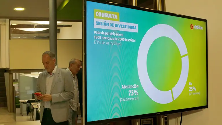 GRAFCAV6891. PAMPLONA (NAVARRA), 31/07/2019.- El parlamentario Adolfo Araiz durante la rueda de prensa que ha ofrecido este miércoles para dar a conocer el resultado de las bases de EH Bildu que han votado mayoritariamente a favor de abstenerse en la investidura de la socialista María Chivite, lo que le permitirá ser presidenta del Gobierno de Navarra, aunque advertida de que "no debe hacer una lectura errónea" de esta decisión. EFE/ Villar López