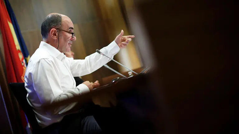 El vicepresidente de Desarrollo Económico, Manu Ayerdi, y la portavoz del Gobierno de Navarra, María Solana, durante la rueda de prensa que han ofrecido este miércoles, tras el último consejo del gabinete de Uxue Barkos, en donde han afirmado que el Ejecutivo se va &#34;satisfecho&#34; de la labor realizada durante los últimos cuatro años. EFE/ Villar López