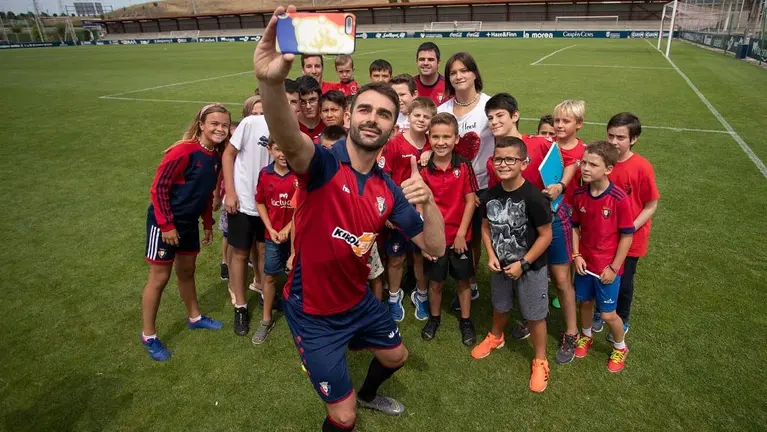 El delanterio Adrián López, con varios aficionados en su presentación en Tajonar OSASUNA