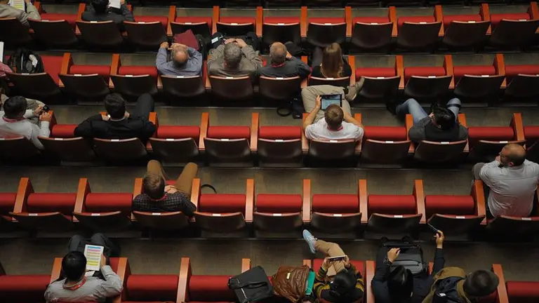 Varias personas durante una conferencia ARCHIVO