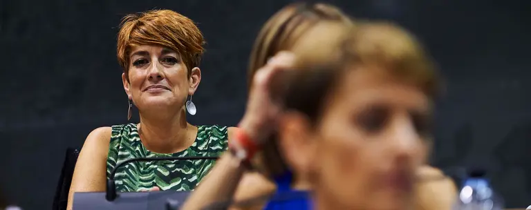 Bakartxo Ruiz, presidenta de Eh Bildu en Navarra, tras María Chivite, momentos previos al inicio del pleno de Investidura. Miguel Osés