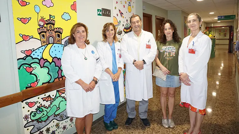 Personal del Hospital Reina de Sofía y de la EASDi delante de los murales realizados. CEDIDA