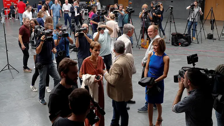 La secretaria general del PSN-PSOE, María Chivite (c), durante su intervención ante los medios de comunicación este jueves en el Parlamento de Navarra en el primer acto de su investidura como presidenta del Gobierno Foral, un proceso que ha generado un duro cruce de críticas entre los partidos tanto a nivel regional como nacional debido a la necesaria abstención de Bildu. EFE/ Villar López