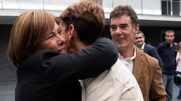 La secretaria general del PSN-PSOE, María Civite (d), saluda a Uxue Barkos (Geroa Bai), a su llegada este jueves al Parlamento de Navarra en el primer acto de su investidura como presidenta del Gobierno Foral, un proceso que ha generado un duro cruce de críticas entre los partidos tanto a nivel regional como nacional debido a la necesaria abstención de Bildu. EFE/ Villar López