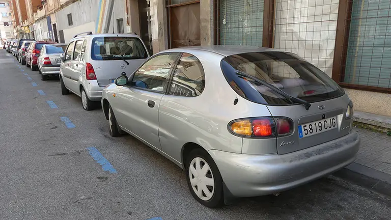 Imagen de uno de los veh&iacute;culos estacionados da&ntilde;ados. POLIC&Iacute;A NACIONAL